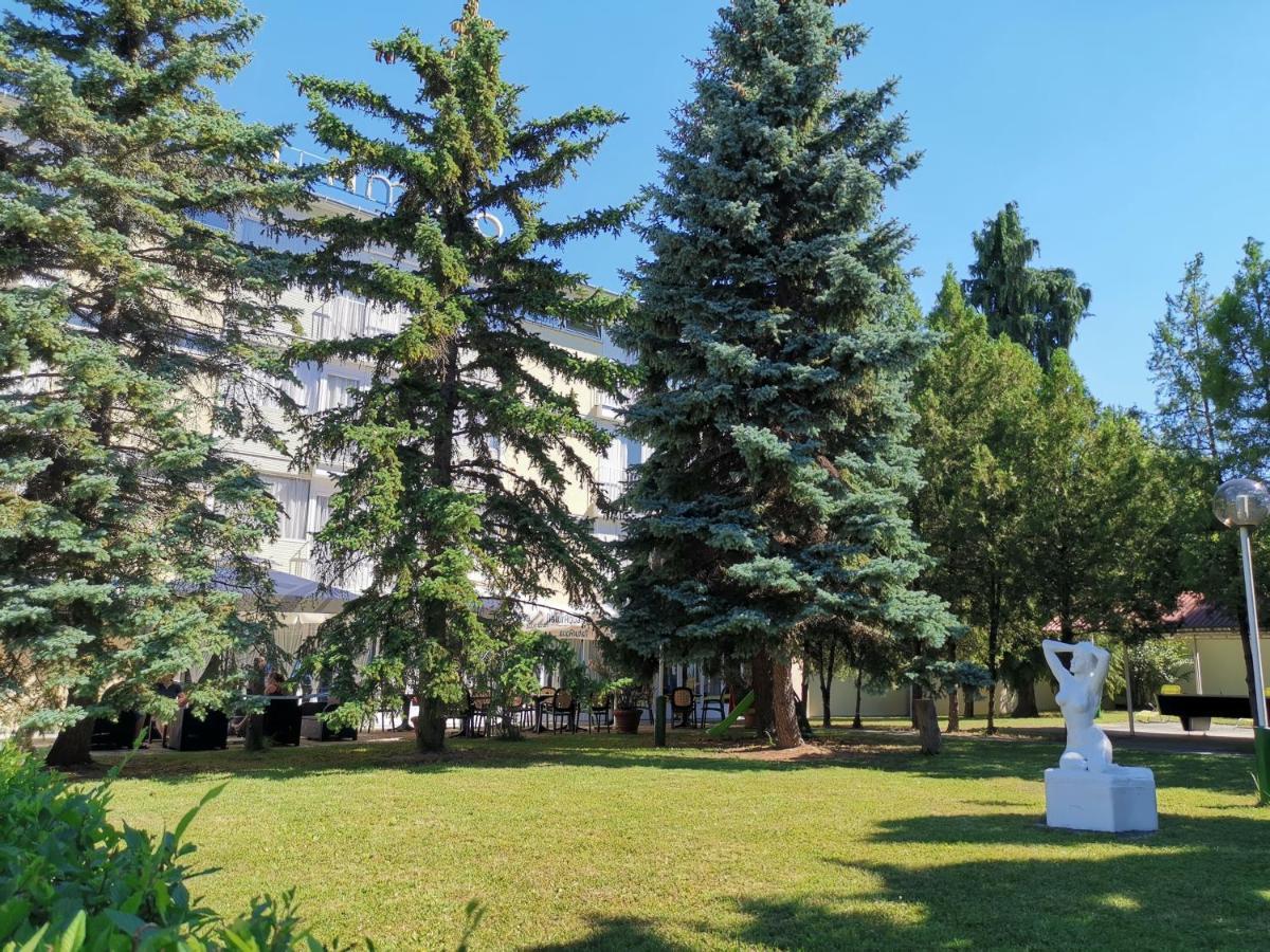 Hotel Amigo Zamárdi エクステリア 写真